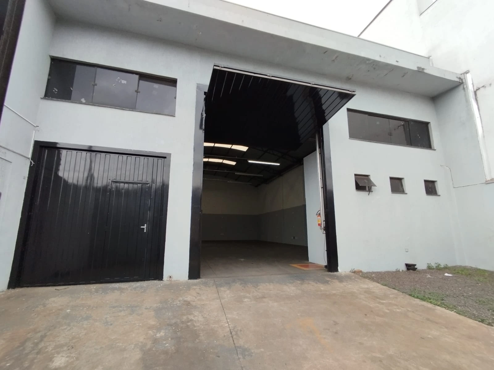 Salão Comercial na Rodolfo Cremm | Amplo | Portas Automatizadas | 2 Banheiros | Escritório | Maringá-PR